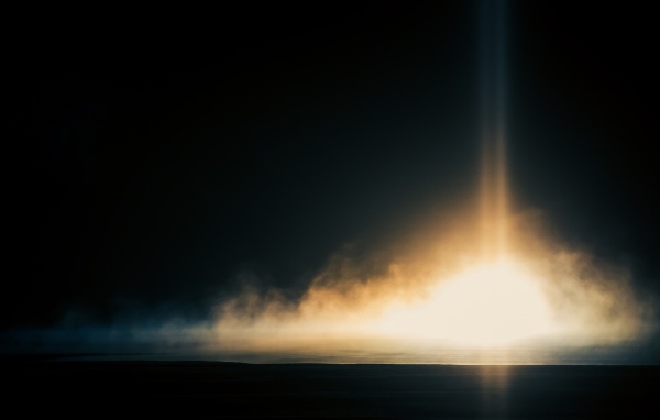 Яркий свет в ночи