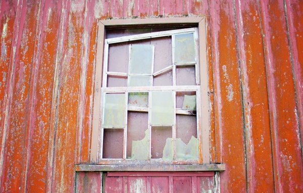 Разбитое окно в доме