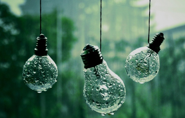 Лампочки висят на веревках под дождем