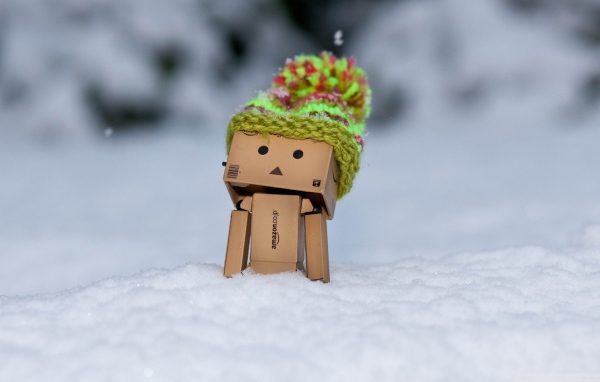 Картонный человечек в снегу