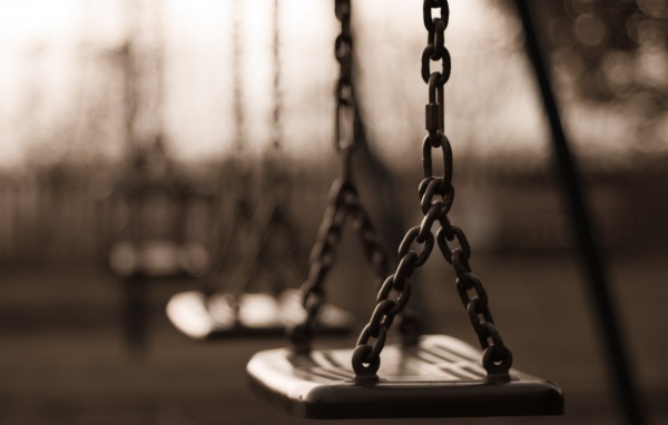 Детские качели на цепях