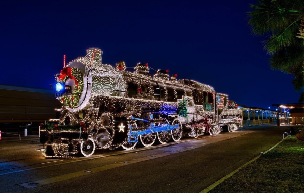 Рождественское украшение на паровозе
