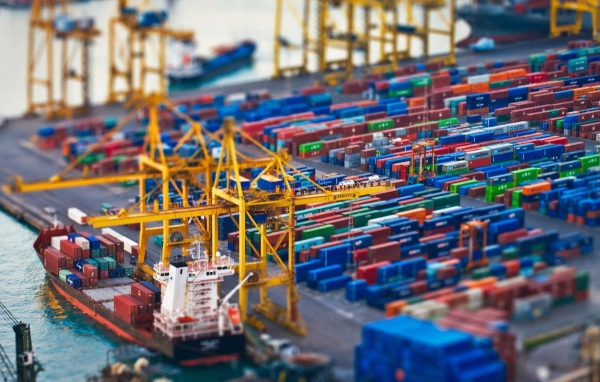 Контейнеры в грузовом порту