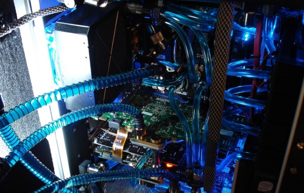 Трубки охлаждения мощного компьютера
