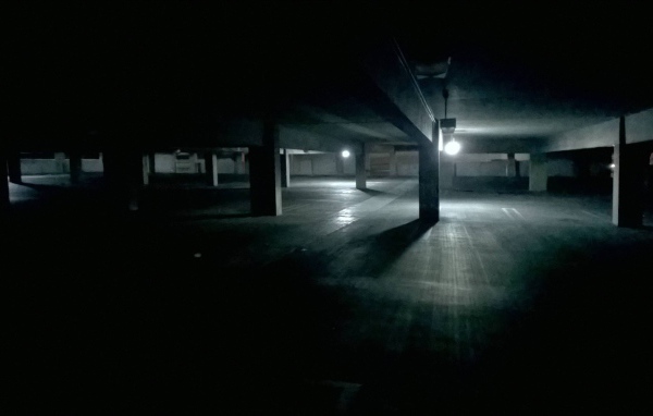 Темная ночная парковка