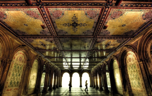 Декоративное украшение холла