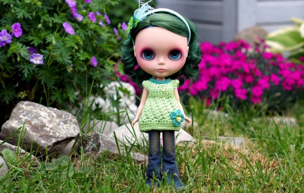 Кукла с зелеными волосами