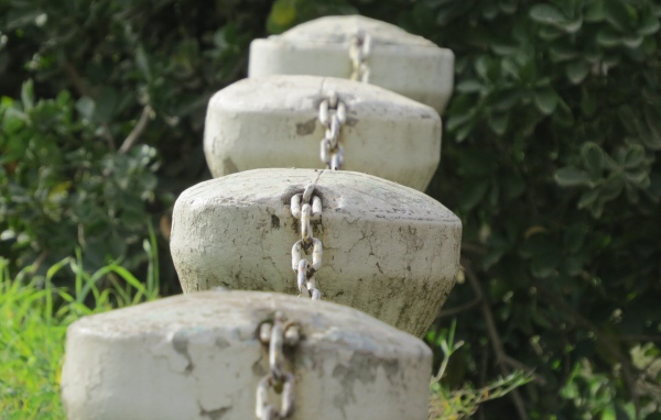 Ограждение из каменных столбов и цепей