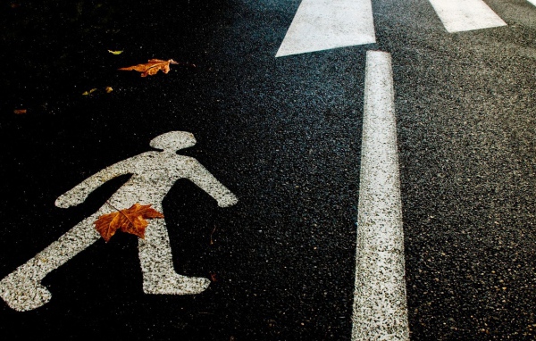 Фигурка человека на асфальте