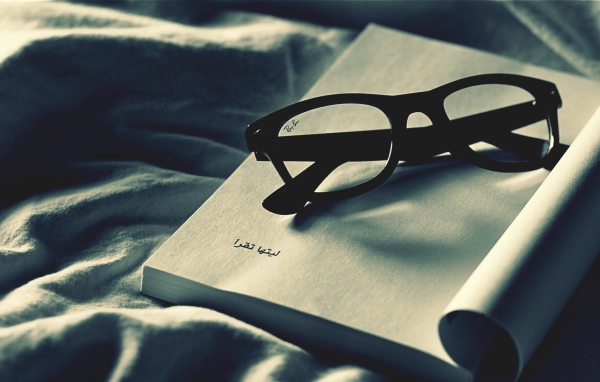 Очки на арабской книге