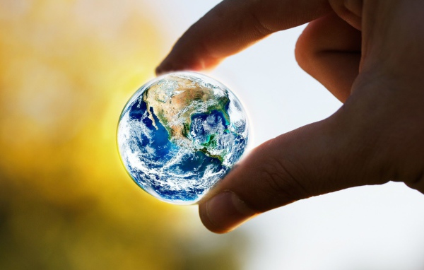Земной шар в пальцах
