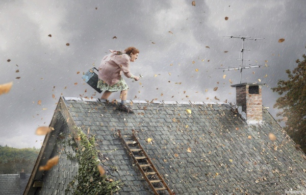 Бабушка занимается ремонтом на крыше