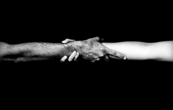 Рукопожатие мужчины и женщины