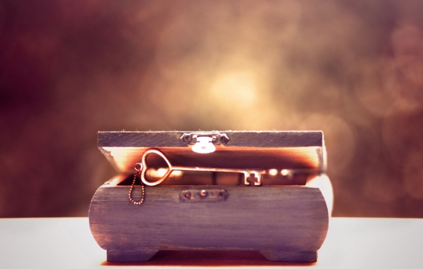 Ключ и деревянная шкатулка