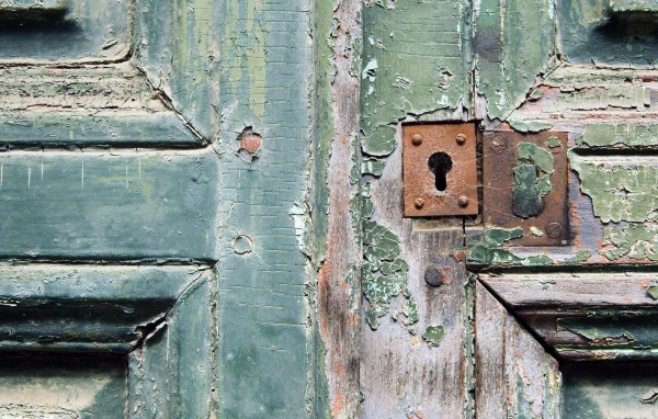 Замочная скважина в паутине