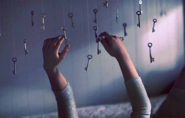 Ключи висят на нитках