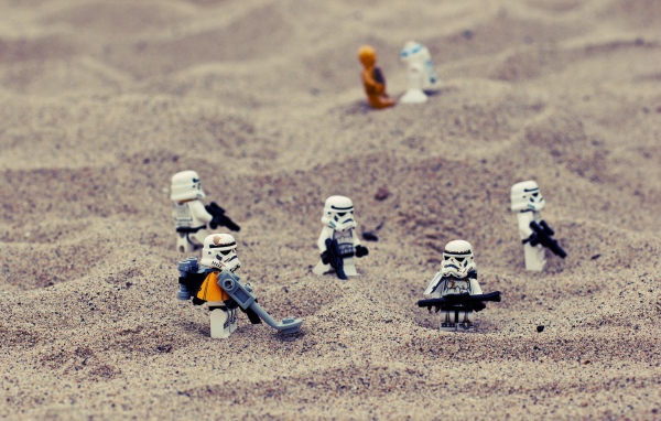 Фигурки ЛЕГО на песке