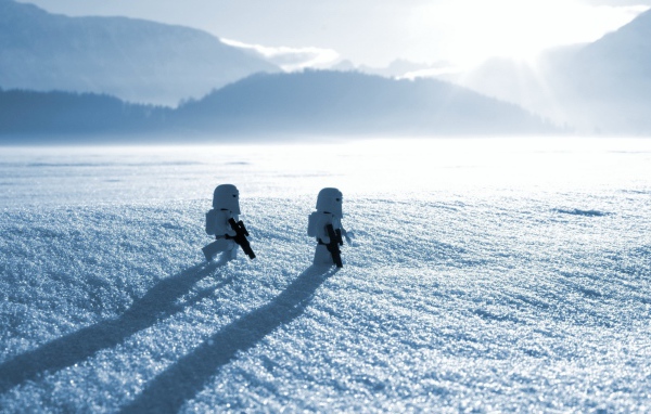 Фигурки ЛЕГО на снегу