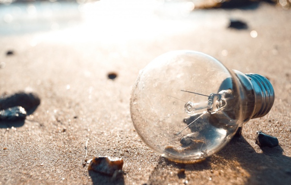 Перегоревшая лампочка на земле