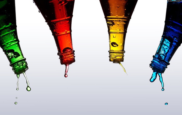 Капли жидкости из разноцветных бутылок