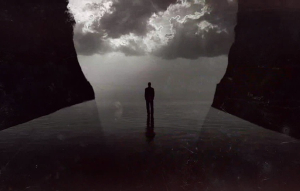 Человек между двух скал