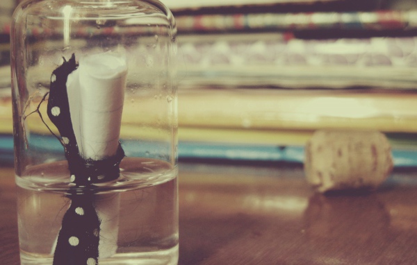 Записка лежит в стеклянной бутылке