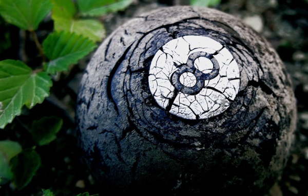 Старый бильярдный шар в лесу