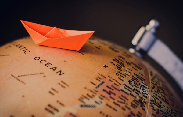 Бумажный кораблик на глобусе