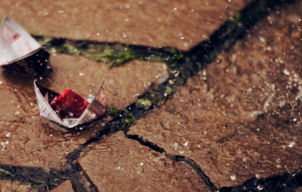 Бумажные кораблики под дождем