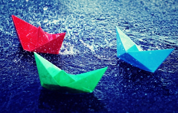 Бумажные кораблики на воде