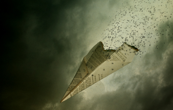 Бумажный самолет теряет буквы
