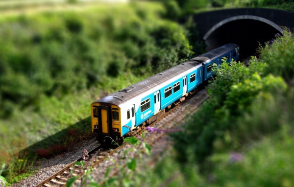 Пассажирский поезд скрывается в тоннеле