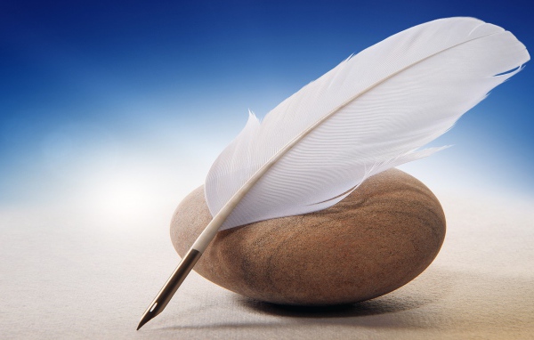 Перо для письма и морской камень