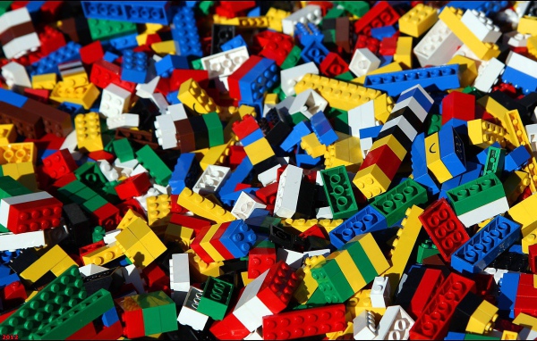 Россыпь частей конструктора ЛЕГО