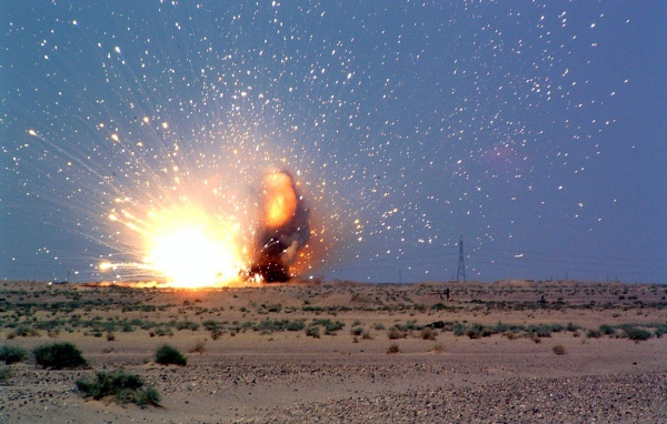 Мощный взрыв снаряда