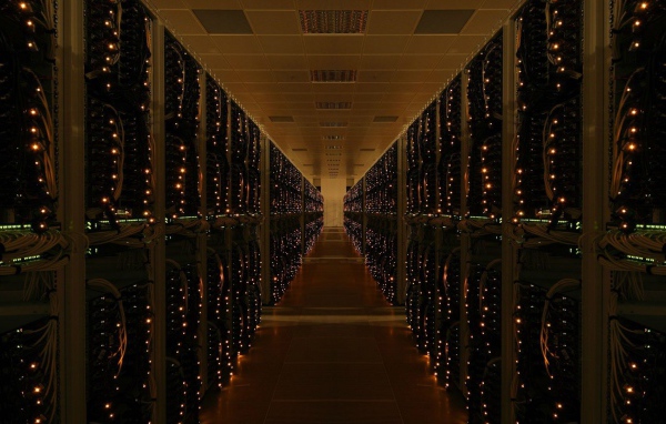 Стойки с серверами в дата центре