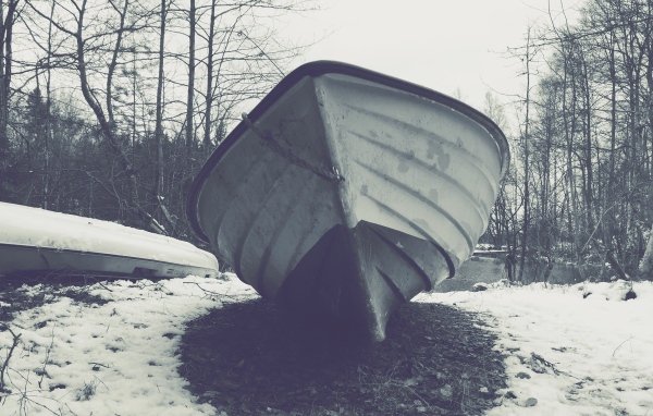 Речная лодка на зимней стоянке