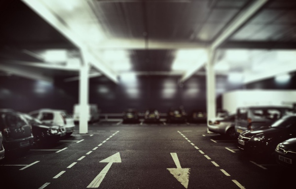 Дорожные указатели на парковке