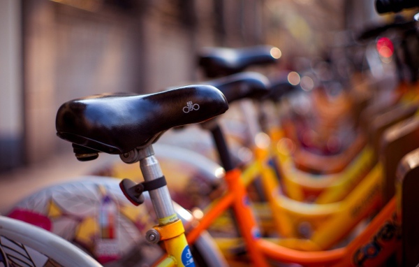 Сиденья велосипедов на стоянке