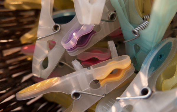 Несколько бельевых прищепок