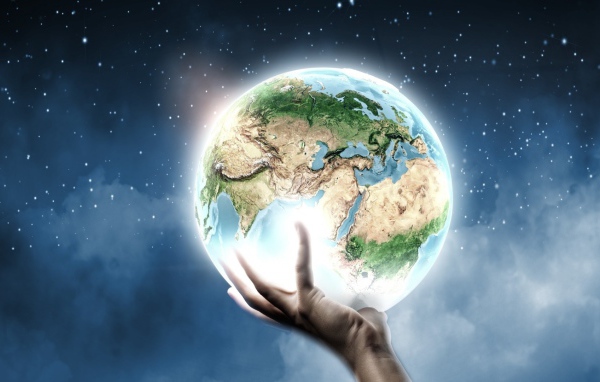 Сияющая земля в руке
