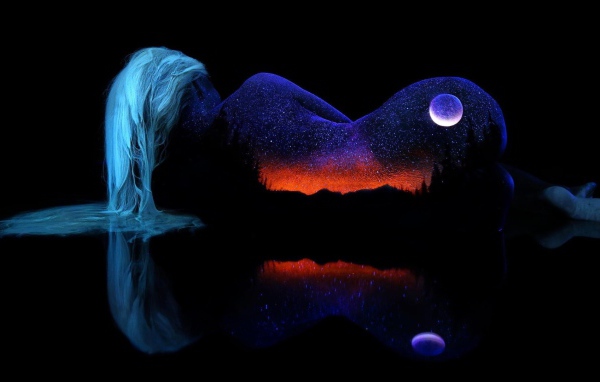 Силуэт девушки вселенной