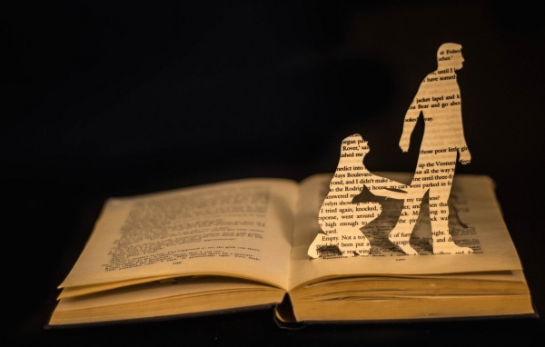 Силуэты героев на страницах книги