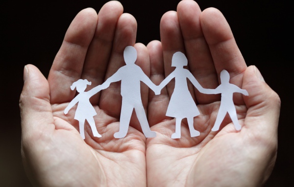 Силуэты из бумаги в руках