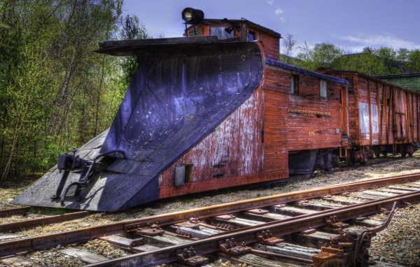Старинный снегоуборочный паровоз