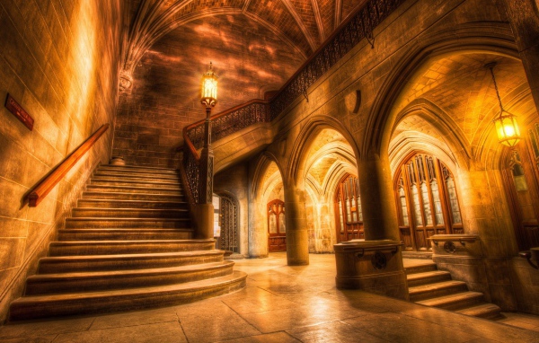 Лестница на второй этаж в каменном замке