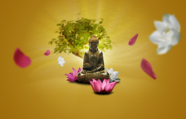 Статуэтка Будды среди цветов лотоса