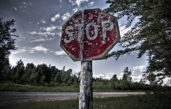 Знак СТОП расстрелян пулями