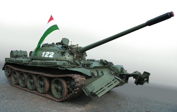 Танк с флагом на башне