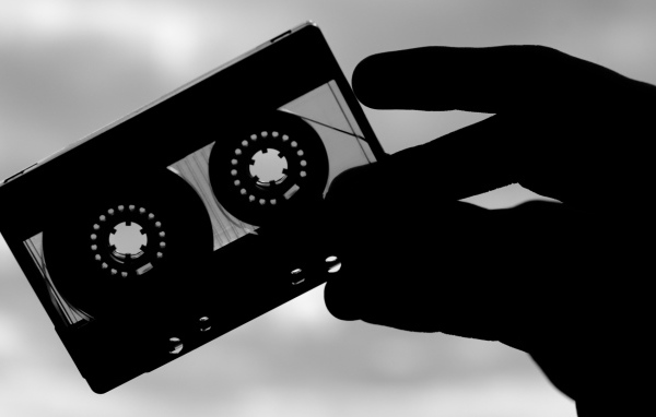 Аудиокассета в руке